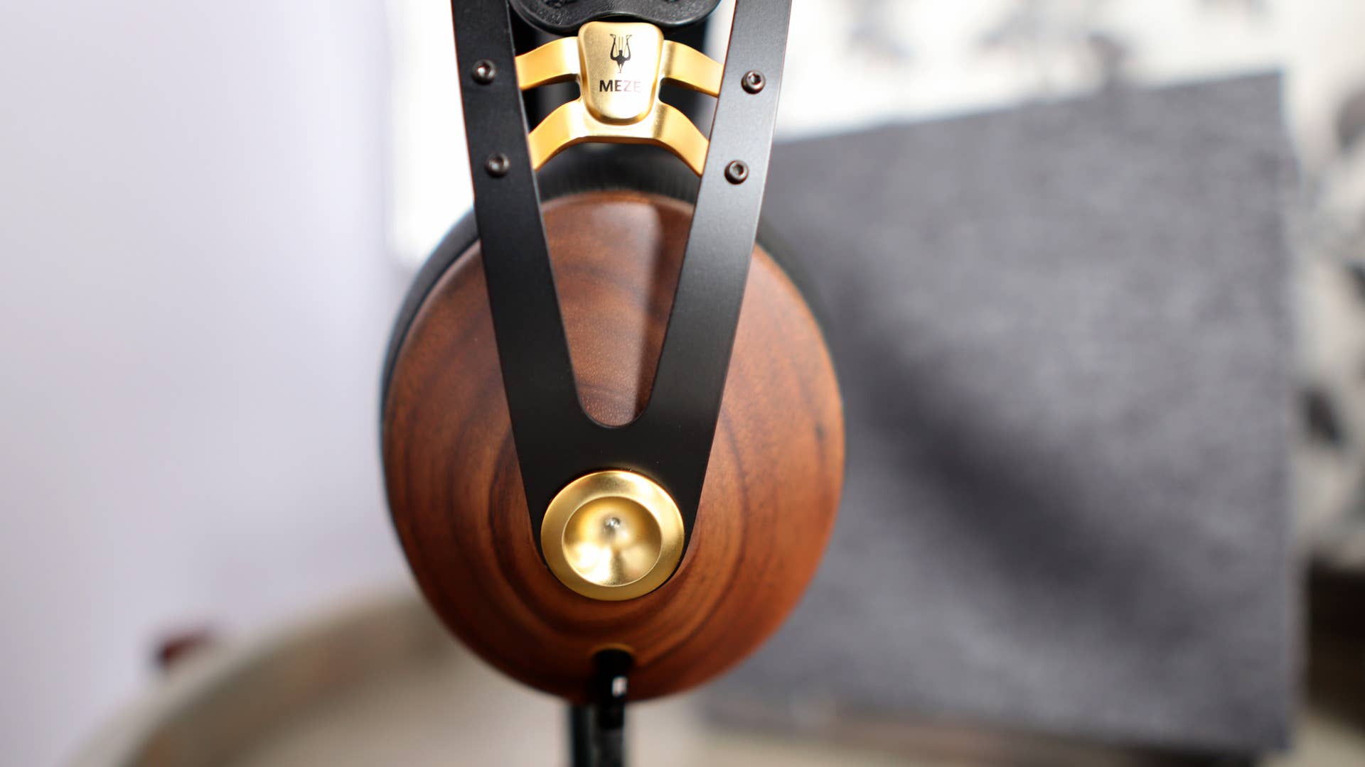 Closeup of Meze 99 Classics walnut earcup
