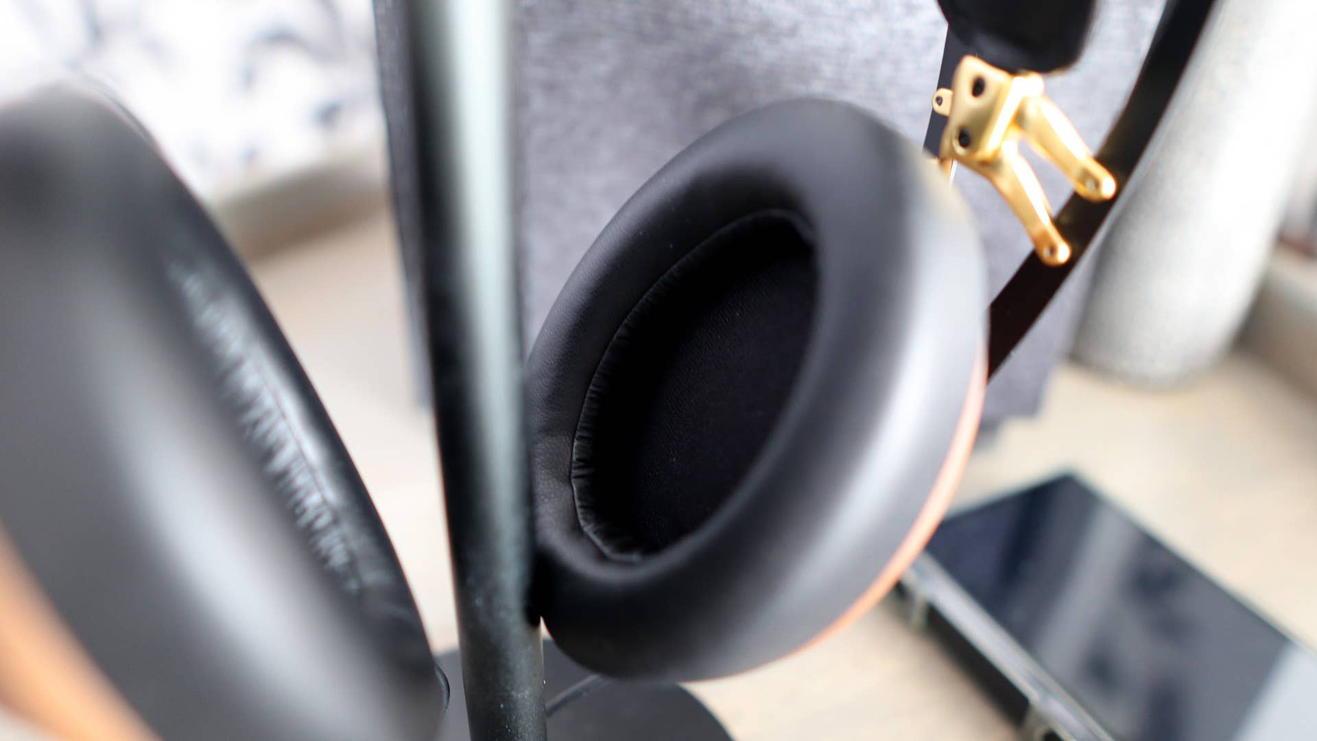 Closeup of Meze 99 Classics earcup padding